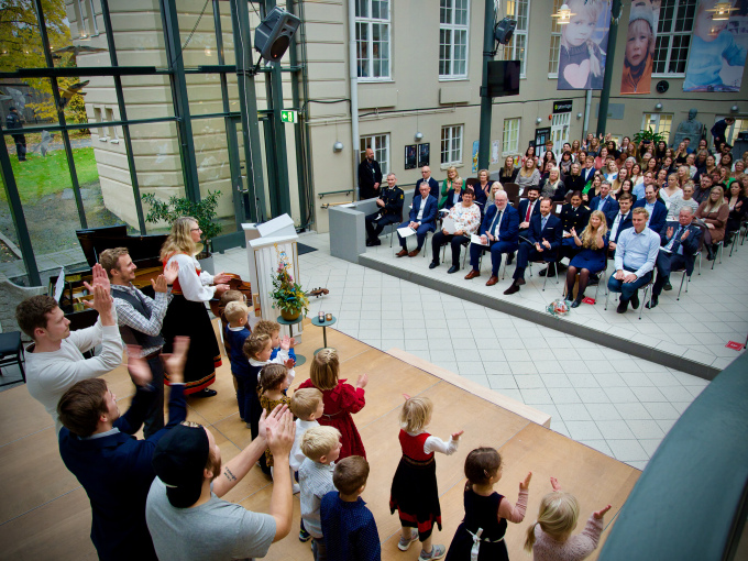 Studenter og barn fra Dronning Mauds Minne barnehage synger jubileumssangen. Foto: Paal Eckhoff Salvesen / Dronning Mauds Minne Høgskole